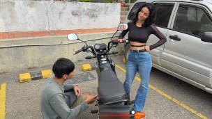 Linda chica desconocida me pide ayuda con su moto y yo le hago el mantenimiento a su estrecho coño.