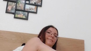 Bildhübsches Mädchen PUDERT SICH EIN und zieht ihre WINDEL an