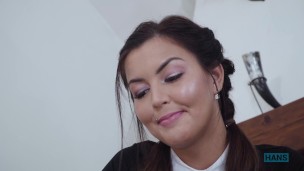 Versauter Deutschunterricht.Studentin Cindy Shine verführt alten Professor und schluckt den Saft.