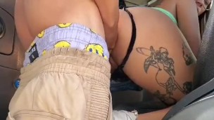 follando a mi vecina en el auto