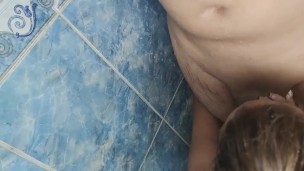 entro por error al baño de mi hijastra y la veo toda desnuda con ese buen culo que tiene