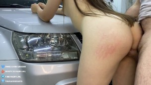 Девушка-автомеханик не справилась с работой и была трахнута на капоте