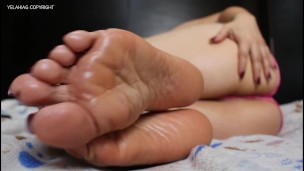 YELAHIAG’S VERY SEXY OILED SOLES, OBEY AND KEEP QUIET IN FRONT OF HER SPH TEASING. YELAHIAG